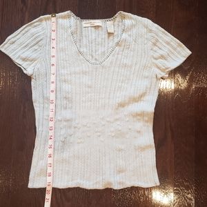 Cute short sleeve top with embroidered flowers